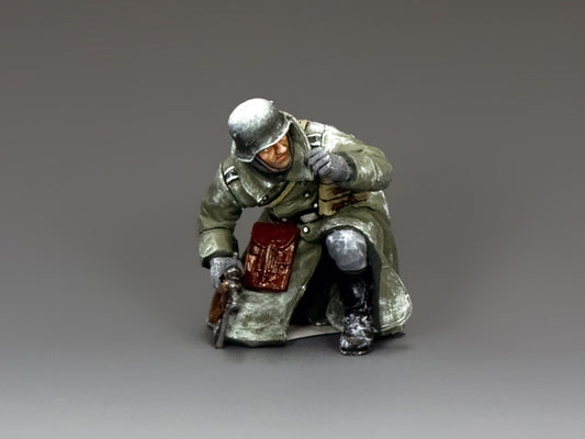 BBG090 – Kneeling Winter Officer — single view
