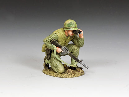 VN130 – Kneeling NCO w/Binos — single view